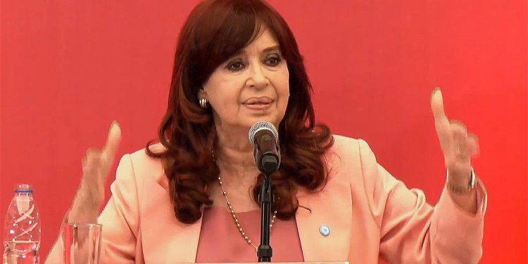 Tras los cruces con Javier Milei, Cristina vuelve a participar de un acto en el Conurbano