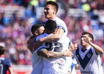Vélez golpeó temprano, aguantó la diferencia y sigue en lo más alto