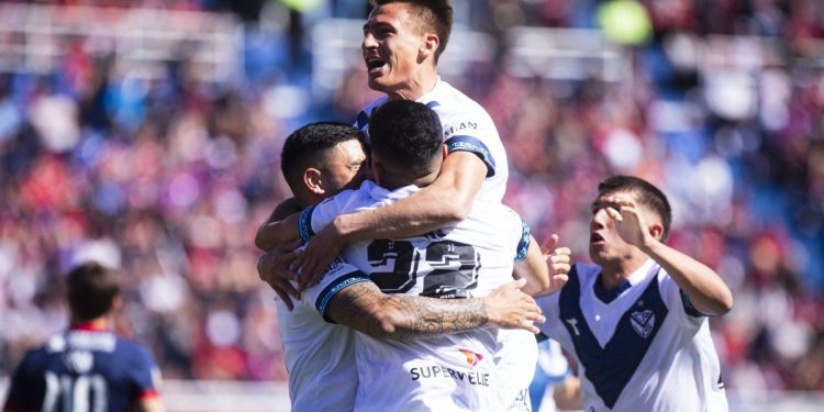 Vélez golpeó temprano, aguantó la diferencia y sigue en lo más alto