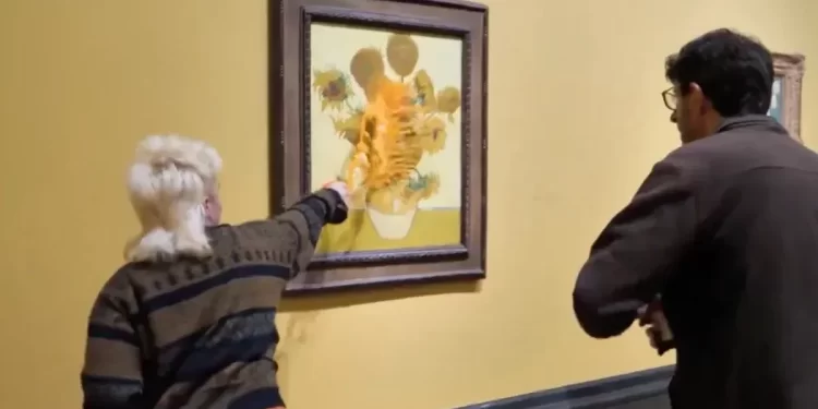 Volvieron a arrojar sopa a “Los girasoles” de Van Gogh en Londres