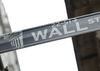 Wall Street opera al alza en una sesión volátil e impulsada por el sector de real estate