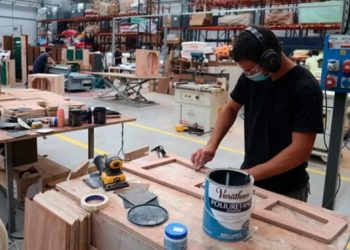 El riesgo país retrocedió 53 puntos pero la depreciación del salario y la baja del consumo no paran de caer