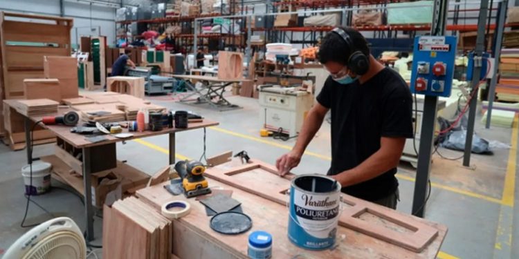 El riesgo país retrocedió 53 puntos pero la depreciación del salario y la baja del consumo no paran de caer