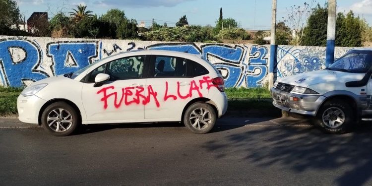 Accidentada presentación de LLA en La Plata: «Nos empezaron a tirar piedras»