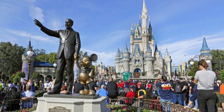 Acusan a un exempleado de Disney por hackear los servidores, alterar menús y robar datos sensibles