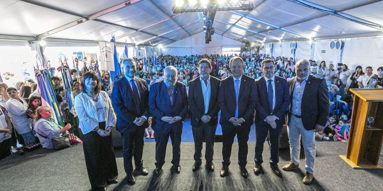 Almirante Brown celebró sus 151 años con la apertura de la 8° Feria Internacional del Libro