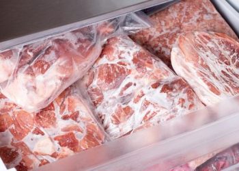 ¡Basta de microondas! Conocé este simple truco para descongelar la carne rápido