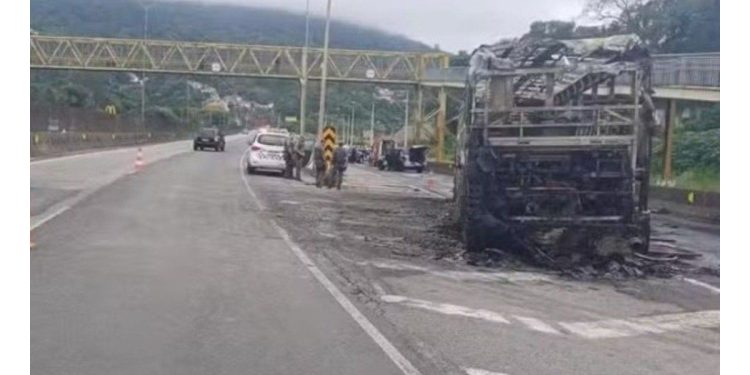 Brutal ataque en Brasil: barrabravas de Palmeiras prendieron fuego un micro y un hincha de Cruzeiro murió carbonizado