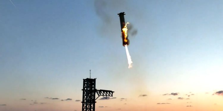 Con una maniobra histórica, SpaceX recapturó al megacohete Super Heavy: así fue el increíble momento