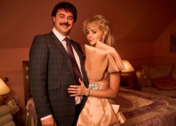 Disney+: la miniserie británica con escenas subidas de tono sobre el cruel mundo de la televisión en la década de los 80