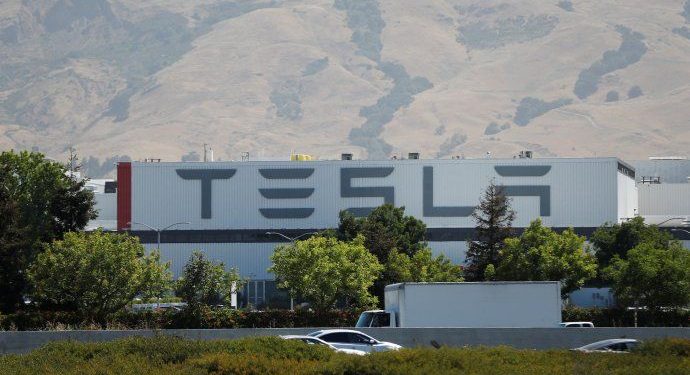 EEUU: investigan el sistema de conducción autónoma de Tesla luego de la muerte de un peatón