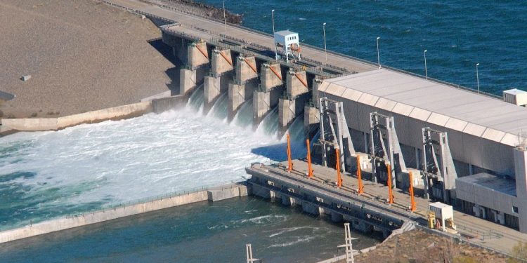 El Gobierno avanza en la privatización de cuatro centrales eléctricas y llama a concurso público