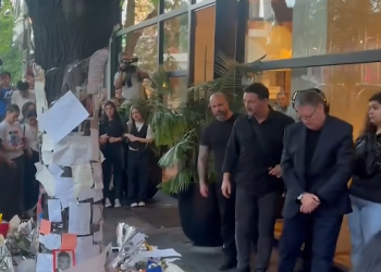 El padre de Liam Payne visitó el santuario que hicieron los fanáticos afuera del hotel