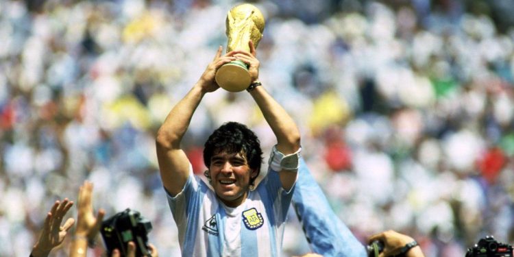 El saludo eterno: Maradona cumpliría 64 años