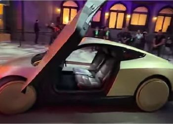 Elon Musk presentó el robotaxi de Tesla y prometió que llegará al mercado en 2027