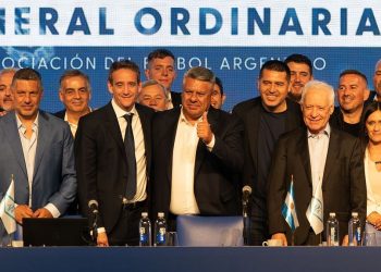 En plena guerra con el Gobierno, la AFA ratificó a Claudio Tapia en el poder: “Acá se vota lo que quieren los dirigentes”