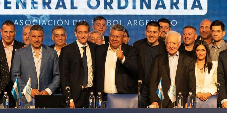 En plena guerra con el Gobierno, la AFA ratificó a Claudio Tapia en el poder: “Acá se vota lo que quieren los dirigentes”