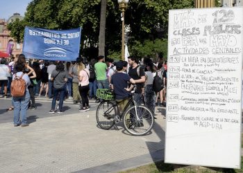 Estudiá, no seas Milei: clases magistrales de educación pública en Plaza de Mayo