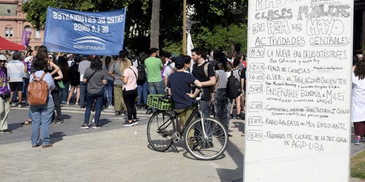 Estudiá, no seas Milei: clases magistrales de educación pública en Plaza de Mayo
