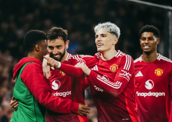 Garnacho participó de la goleada de un Manchester United que todavía busca DT