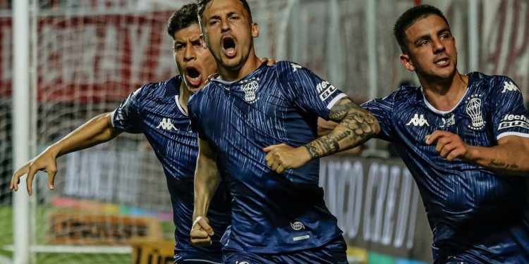 Huracán se aferra a la pelea tras una victoria agónica en un partido eterno