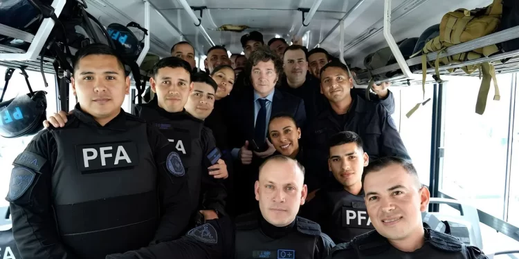 Javier Milei se subió a un colectivo de la Policía Federal y se sacó una foto con los uniformados