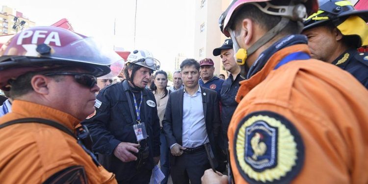Kicillof viajó a Gesell: «Trabajaremos sin descanso hasta remover el último escombro»