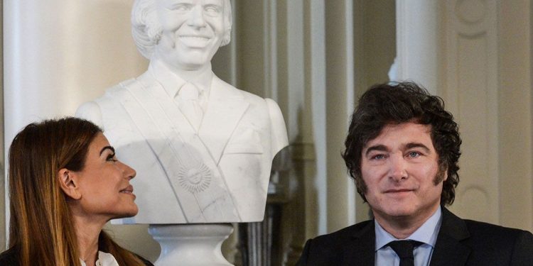 Lanzan «La Carlos Menem»: la orga nostálgica de la pizza, el champán y el neoliberalismo extremo que apoya a Milei