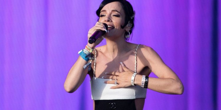 Lily Allen reveló que gana más vendiendo fotos de sus pies que “teniendo 8 millones de oyentes mensuales en Spotify”