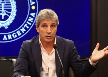 Luis Caputo se reunió con laboratorios argentinos, tras haber impulsado la importación de medicamentos