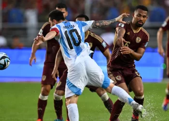 Messi, entre la alegría por volver y la bronca por la cancha: “No podíamos dar dos pases seguidos”