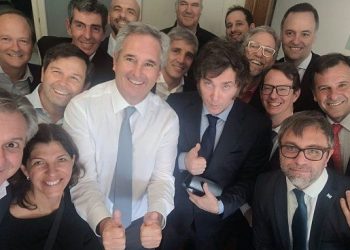 Optimista por la marcha de la economía, Javier Milei visitó de sorpresa a Luis Caputo y su equipo