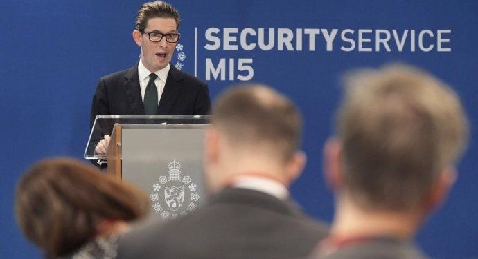 Preocupación en el Reino Unido: el extremismo digital impulsa el aumento del terrorismo entre los menores