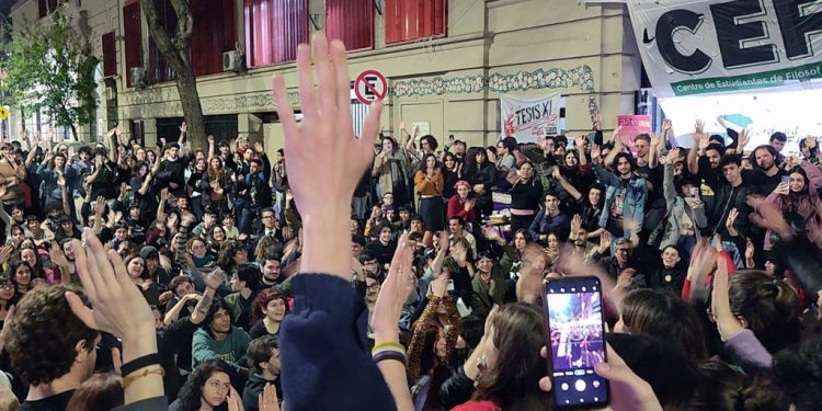 Toman la Facultad de Psicología y marchan al Congreso en contra del veto a la ley de presupuesto universitario
