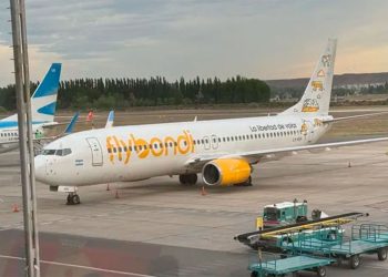 Un avión de Flybondi quedó varado en Neuquén y lo fueron a auxiliar técnicos en una nave de Aerolíneas Argentinas