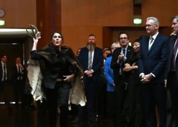 Una senadora australiana increpó al rey Carlos III y le gritó: “¡Devuélvanos nuestra tierra!”