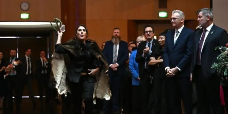 Una senadora australiana increpó al rey Carlos III y le gritó: “¡Devuélvanos nuestra tierra!”