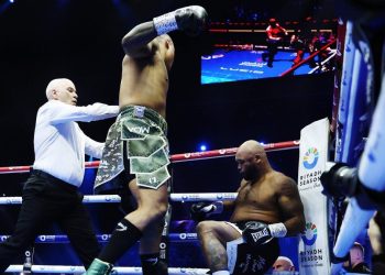 Video: así fue el devastador golpe de Fabio Wardley que le desplazó la mandíbula a Frazer Clarke y estremeció al mundo del boxeo