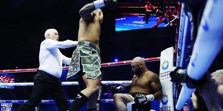 Video: así fue el devastador golpe de Fabio Wardley que le desplazó la mandíbula a Frazer Clarke y estremeció al mundo del boxeo