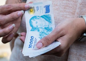 El medio aguinaldo de diciembre condicionado por el prestamo en dólares que tiene que aprobar la legislatura