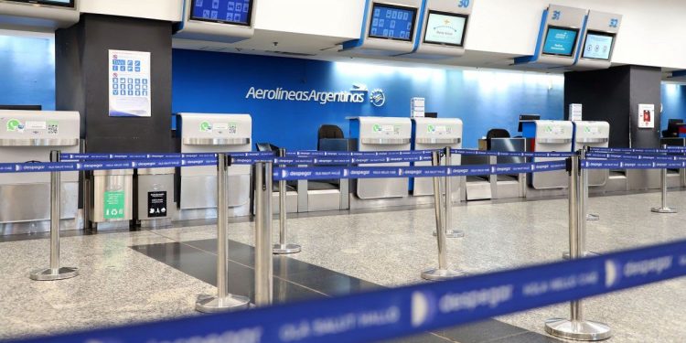 Aerolíneas Argentinas: reunión clave de los gremios con el Gobierno por el futuro de la empresa estatal