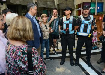 Ahora en centros comerciales: la Ciudad avanza con las pistolas Taser en las zonas más concurridas