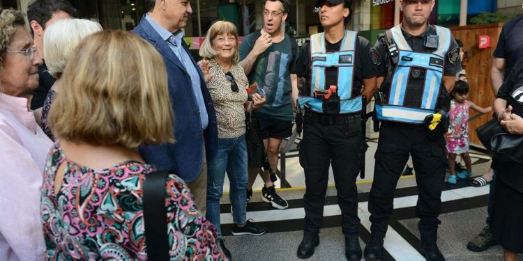 Ahora en centros comerciales: la Ciudad avanza con las pistolas Taser en las zonas más concurridas