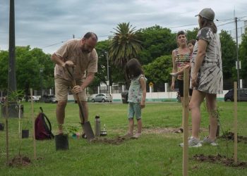 Ante el abandono del gobierno porteño, vecinos plantaron 40 especies nativas de árboles en el Parque Uriburu