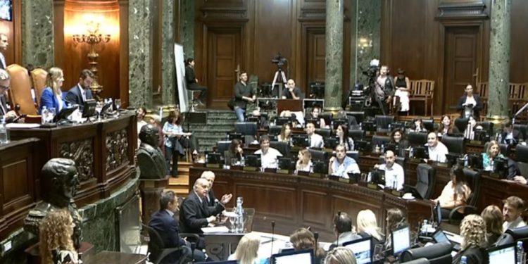 Asbesto en subtes, cierre de escuelas y enfermería: los temas que Grindetti informó vagamente en la Legislatura