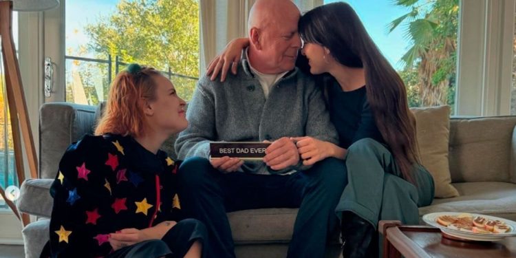 Así luce hoy Bruce Willis: sus hijas compartieron imágenes junto su padre celebrando el Día de Acción de Gracias