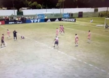 Conmoción en la Copa Portero: el futbolista Nicolás Bertolo cayó inconsciente tras un choque