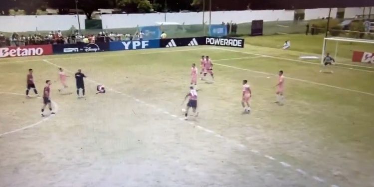 Conmoción en la Copa Portero: el futbolista Nicolás Bertolo cayó inconsciente tras un choque