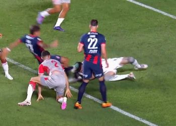 Criminal: la patada de un volante de San Lorenzo al arquero de Estudiantes