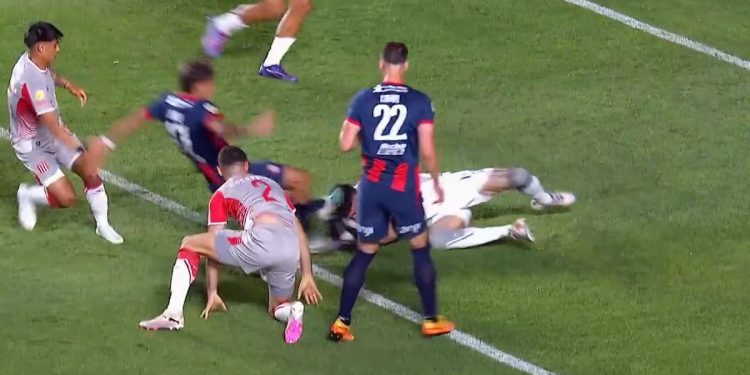 Criminal: la patada de un volante de San Lorenzo al arquero de Estudiantes